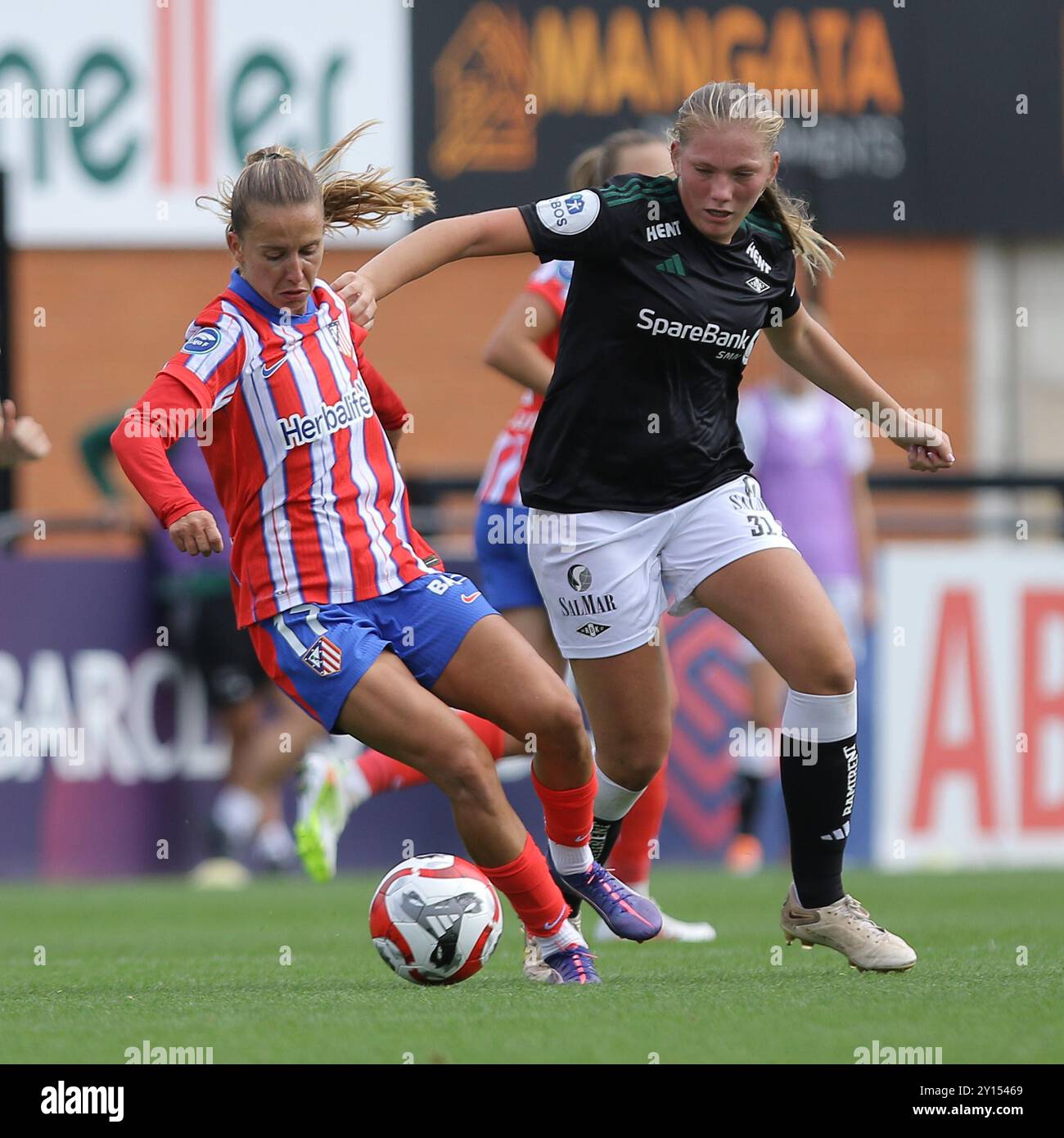 Borehamwood, Regno Unito. 4 settembre 2024. Tatiana Pinto dell'Atletico de Madrid e Andrea Buberg del Rosenborg BK durante la semifinale della UEFA Women's Champions League tra l'Atletico de Madrid e il Rosenborg BK al Mangata Pay UK Stadium, Meadow Park. Crediti: Jay Patel/Alamy Live News Foto Stock