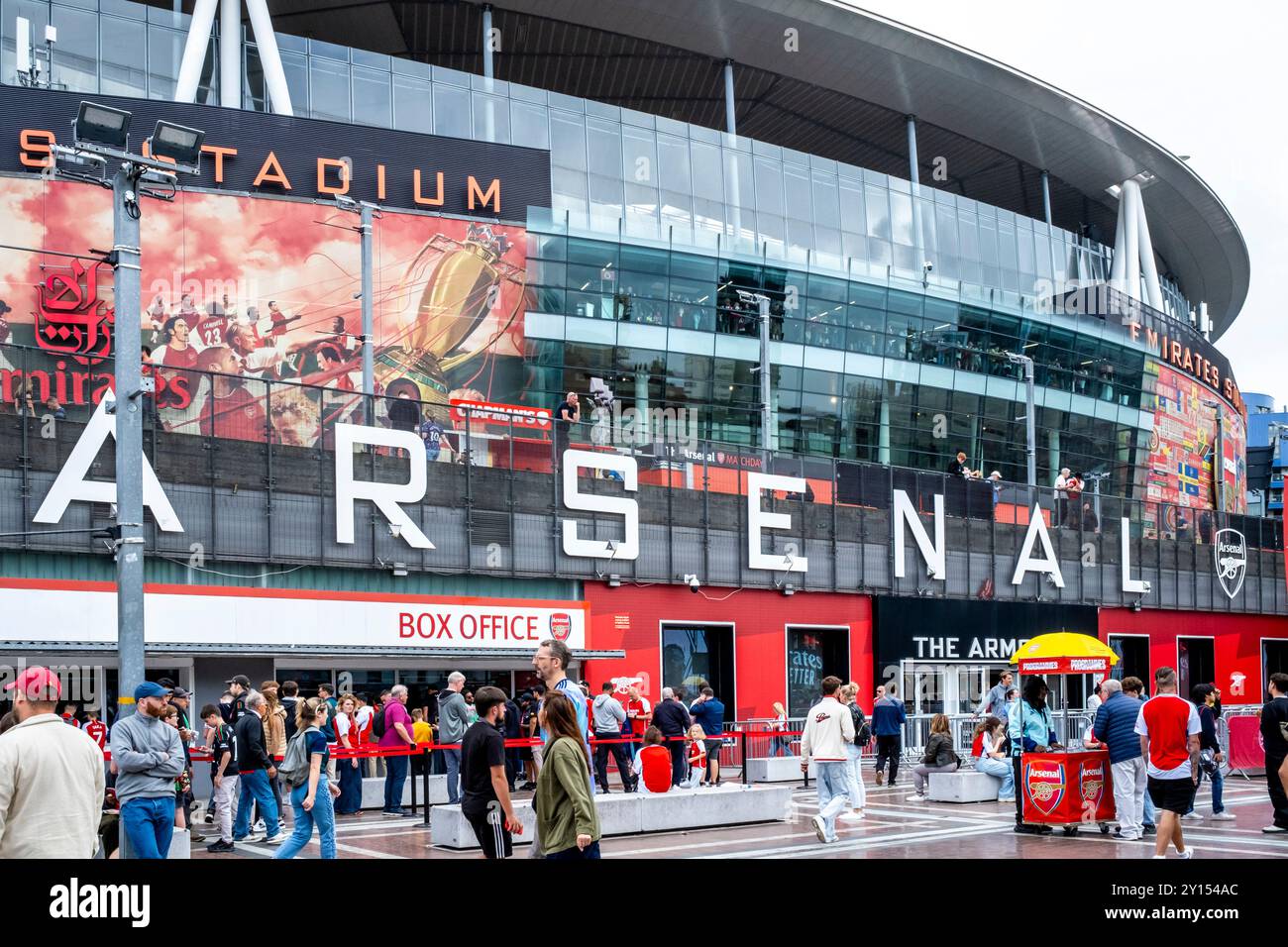 I tifosi dell'Arsenal Football partecipano A Una partita all'Emirates Stadium di Londra, Regno Unito. Foto Stock