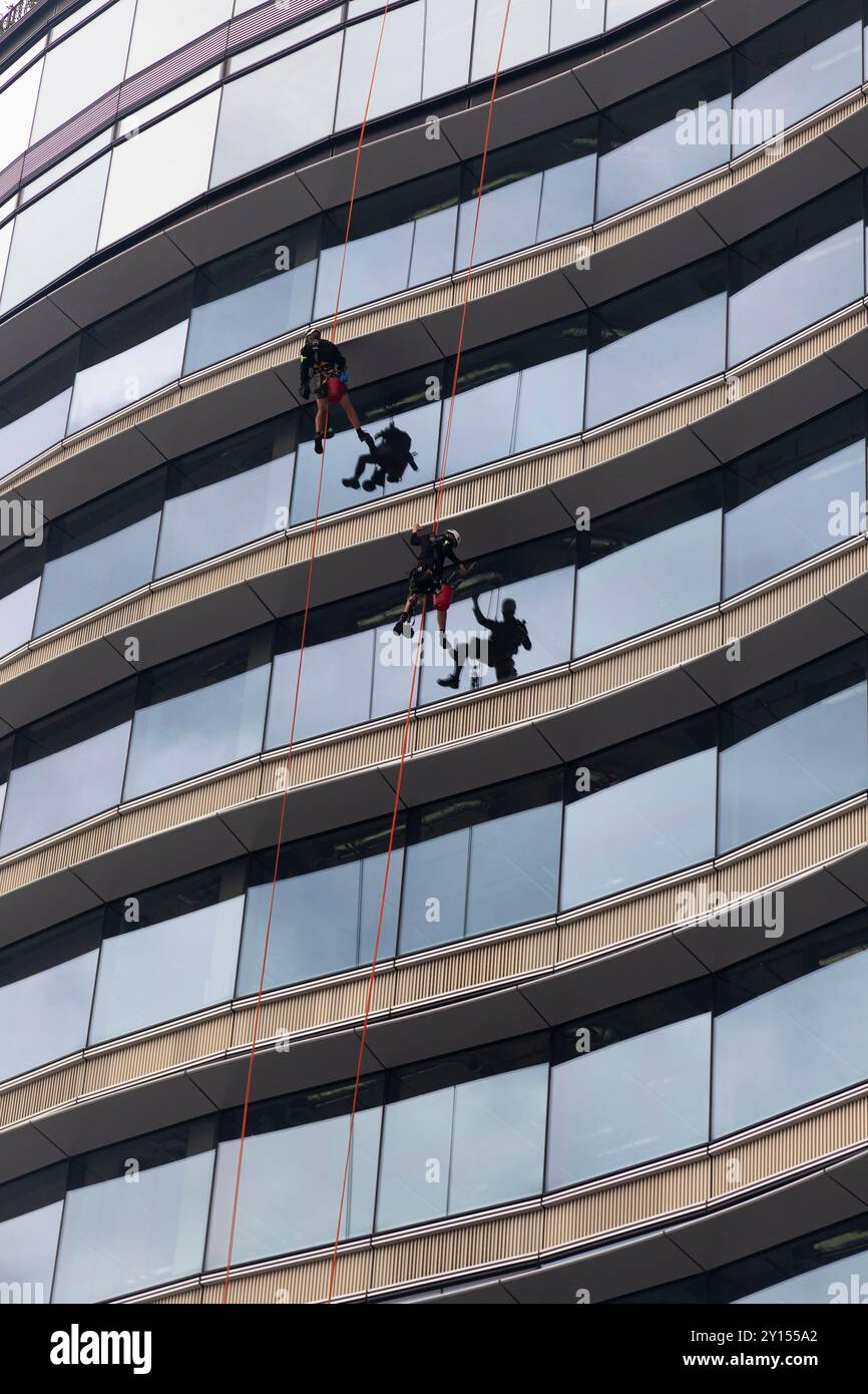 Pulizia vedova in discesa, Londra, Regno Unito Foto Stock
