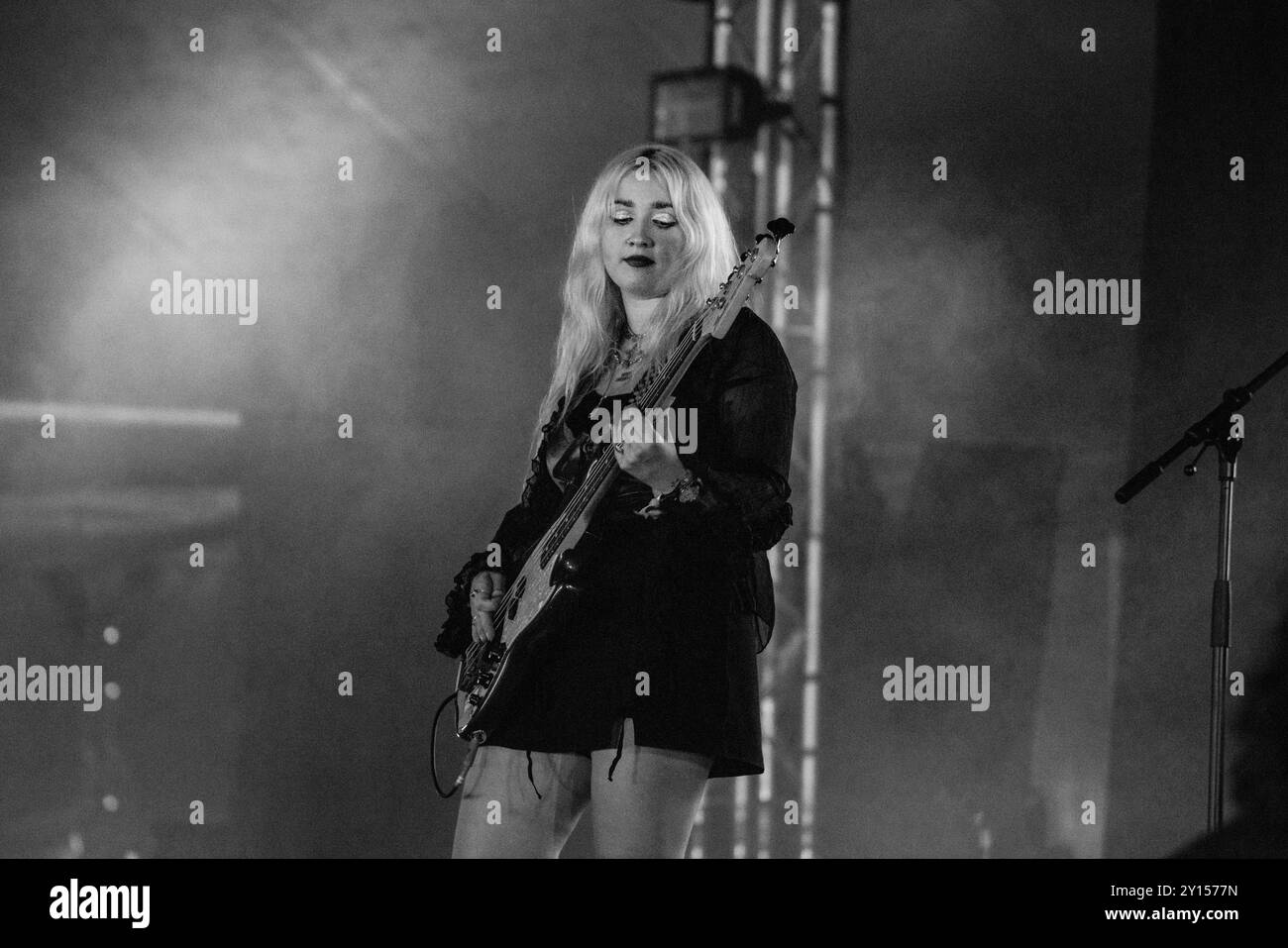 LAMBRINI GIRLS, CONCERTO, 2024: Lilly Macieira bassista della band punk Lambrini Girls suona il far Out Stage. Quarto giorno del Green Man Festival 2024 al Glanusk Park, Brecon, Galles, il 18 agosto 2024. Foto: Rob Watkins. INFO: Le Lambrini Girls sono una band punk britannica, nota per le loro esibizioni energiche e l'atteggiamento disinvolto. Con riff di chitarra grintosi e testi ribelli, affrontano temi di empowerment, identità e problemi sociali, portando un tocco feroce e femminista alla scena punk. Foto Stock