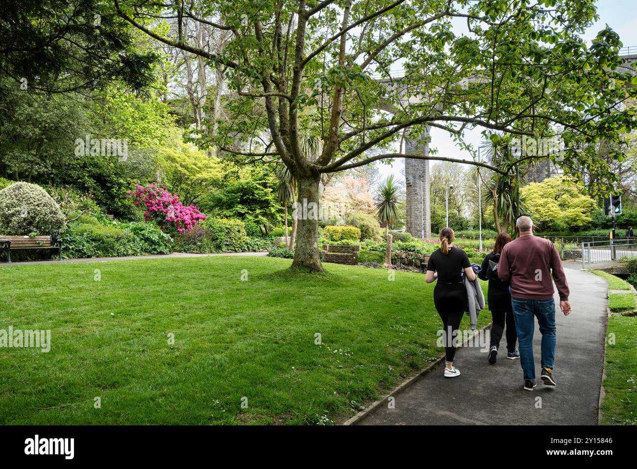 Persone che camminano attraverso gli storici e pluripremiati Trenance Gardens subtropicali di Newquay, in Cornovaglia, nel Regno Unito. Foto Stock