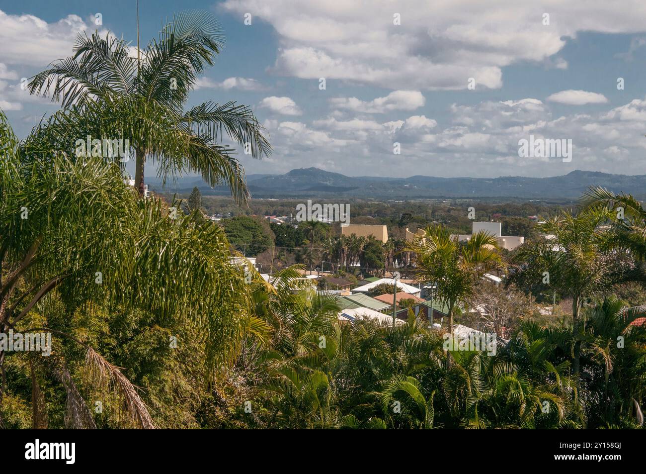 La città di Caloundra si affaccia sull'entroterra da Above King's Beach, Sunshine Coast, Queenslandl, Australia. Le Glasshouse Mountains sono visibili all'orizzonte Foto Stock