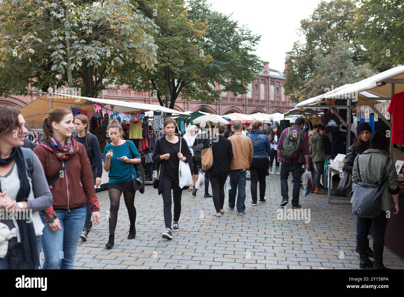 Germania, Berlino, scena di strada nel mercato all'aperto di Berlino. Foto Stock