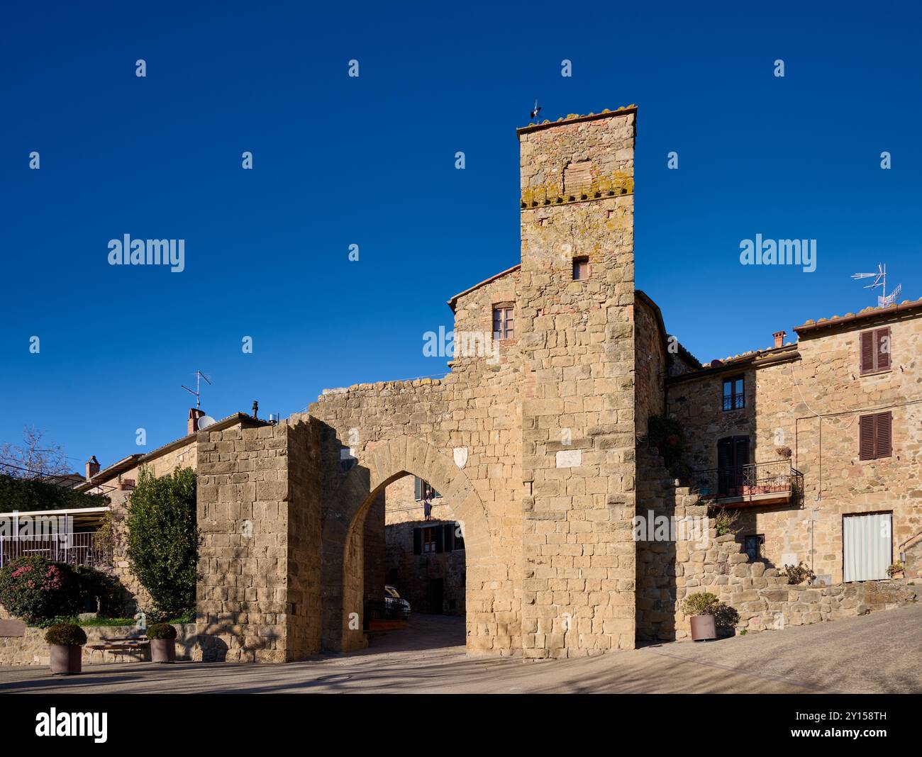 Porta Sant'Agata della città vecchia di Monticchiello, Toscana, Italia Foto Stock