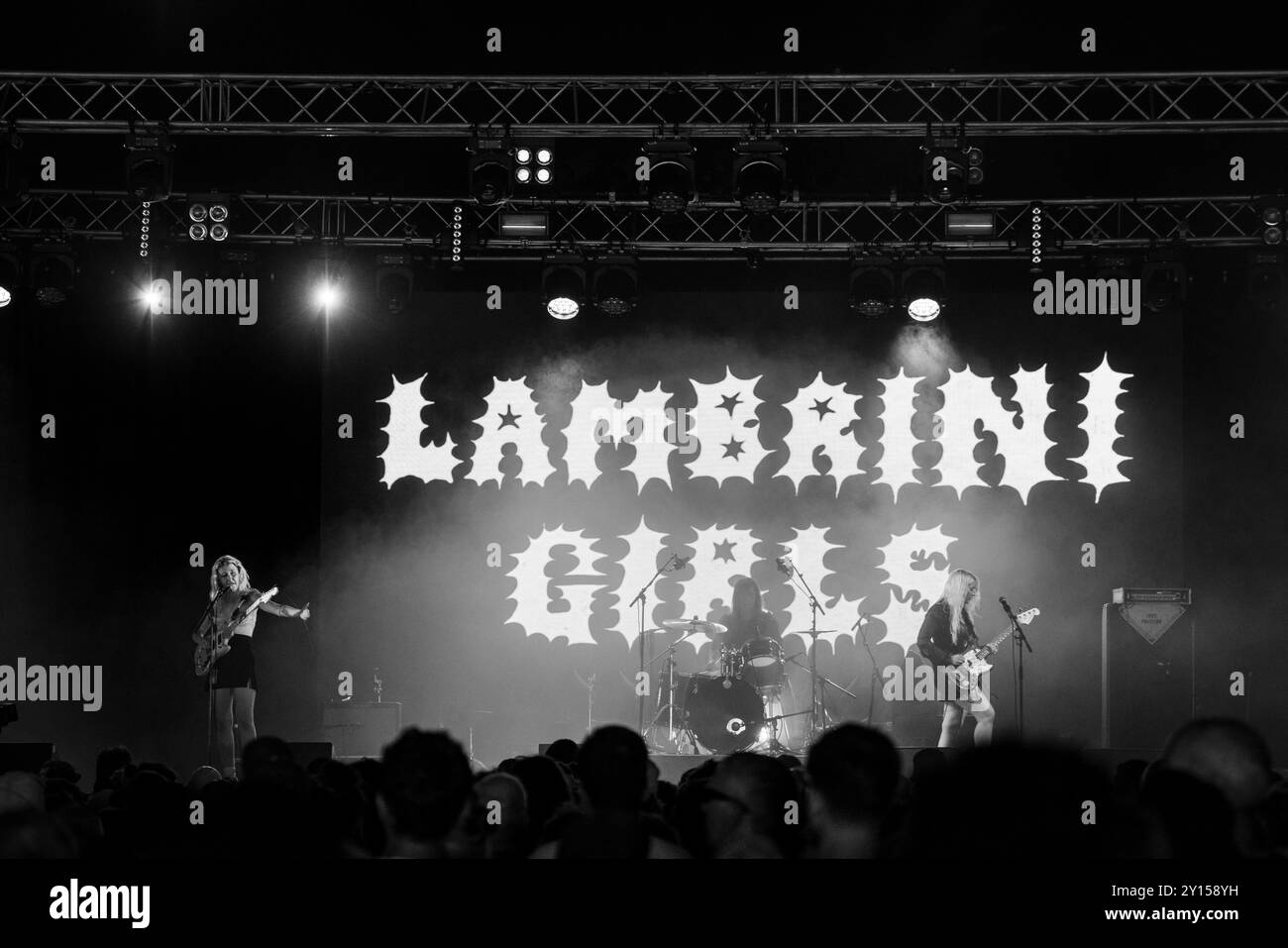 LAMBRINI GIRLS, CONCERTO, 2024: Phoebe Lunny cantante e chitarrista, Lilly Macieira bassista e Banksy batterista della punk band Lambrini Girls suona il far Out Stage. Quarto giorno del Green Man Festival 2024 al Glanusk Park, Brecon, Galles, il 18 agosto 2024. Foto: Rob Watkins. INFO: Le Lambrini Girls sono una band punk britannica, nota per le loro esibizioni energiche e l'atteggiamento disinvolto. Con riff di chitarra grintosi e testi ribelli, affrontano temi di empowerment, identità e problemi sociali, portando un tocco feroce e femminista alla scena punk. Foto Stock