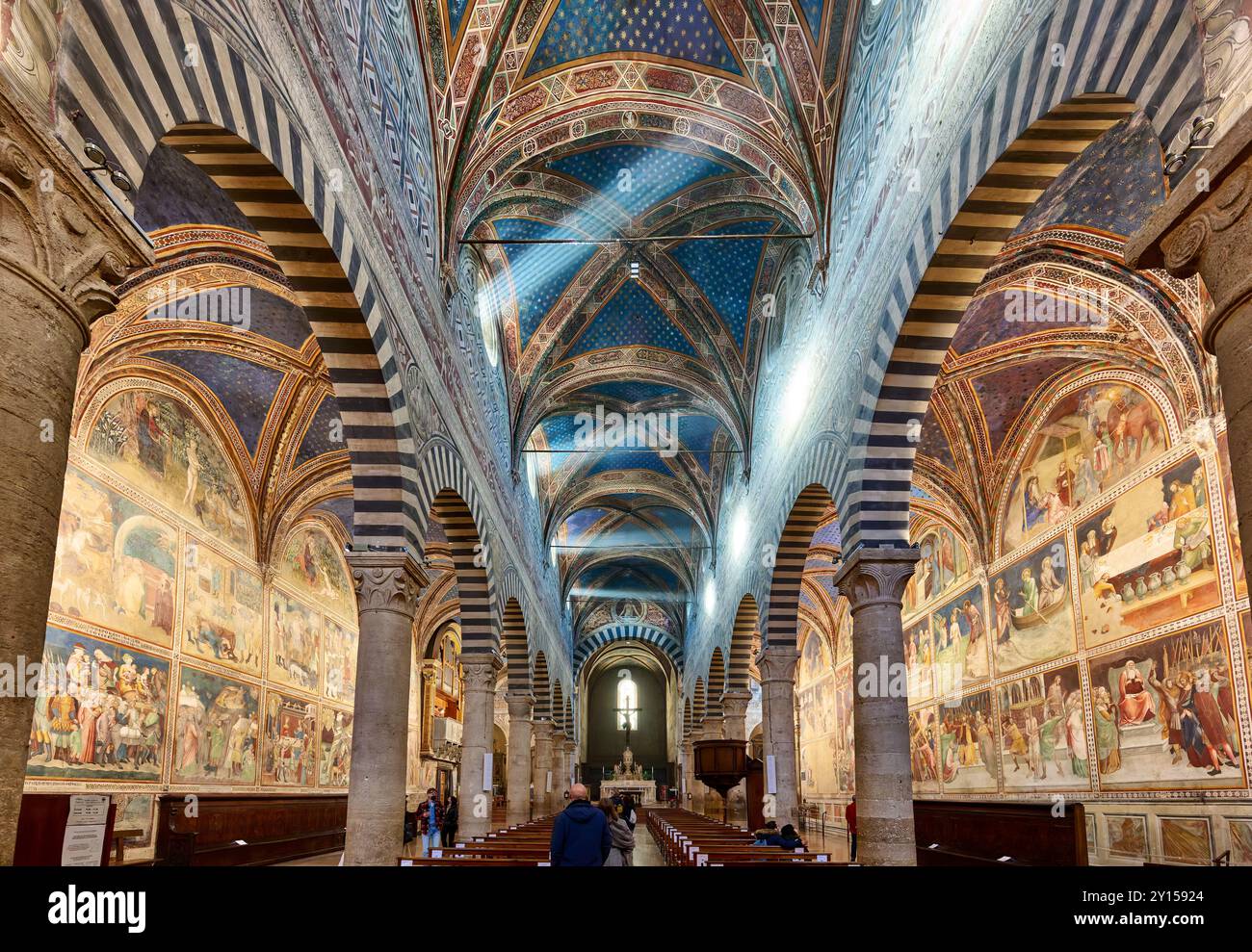 L'interno con affreschi della Collegiata di Santa Maria Assunta. Duomo, Duomo di Santa Maria Assunta, città medievale di San Gimignano, Toscana Foto Stock