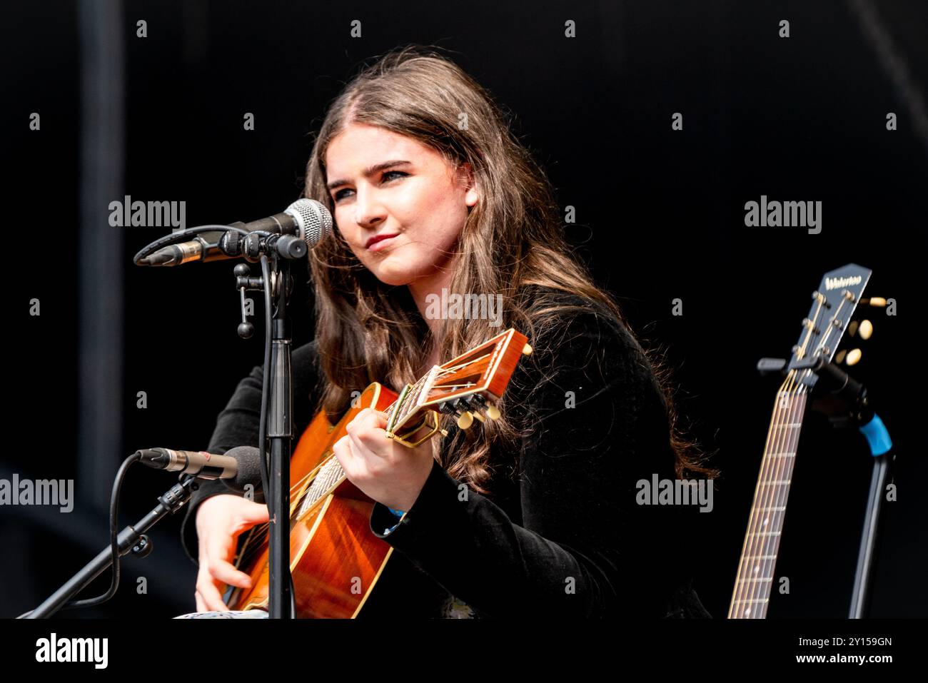 MUIREANN BRADLEY, CONCERTO, 2024: Il cantante e guiraista irlandese Muireann Bradley suona una chitarra Waterloo in stile vintage sul Mountain Stage. Quarto giorno del Green Man Festival 2024 al Glanusk Park, Brecon, Galles, il 18 agosto 2024. Foto: Rob Watkins. INFO: Muireann Bradley è una musicista e cantautrice irlandese di talento, nota per il suo suono emozionale e ispirato al folk. Combinando melodie delicate con testi introspettivi, la sua musica esplora temi di amore, perdita e scoperta di sé, con una voce inquietante e soul che affascina gli ascoltatori. Foto Stock