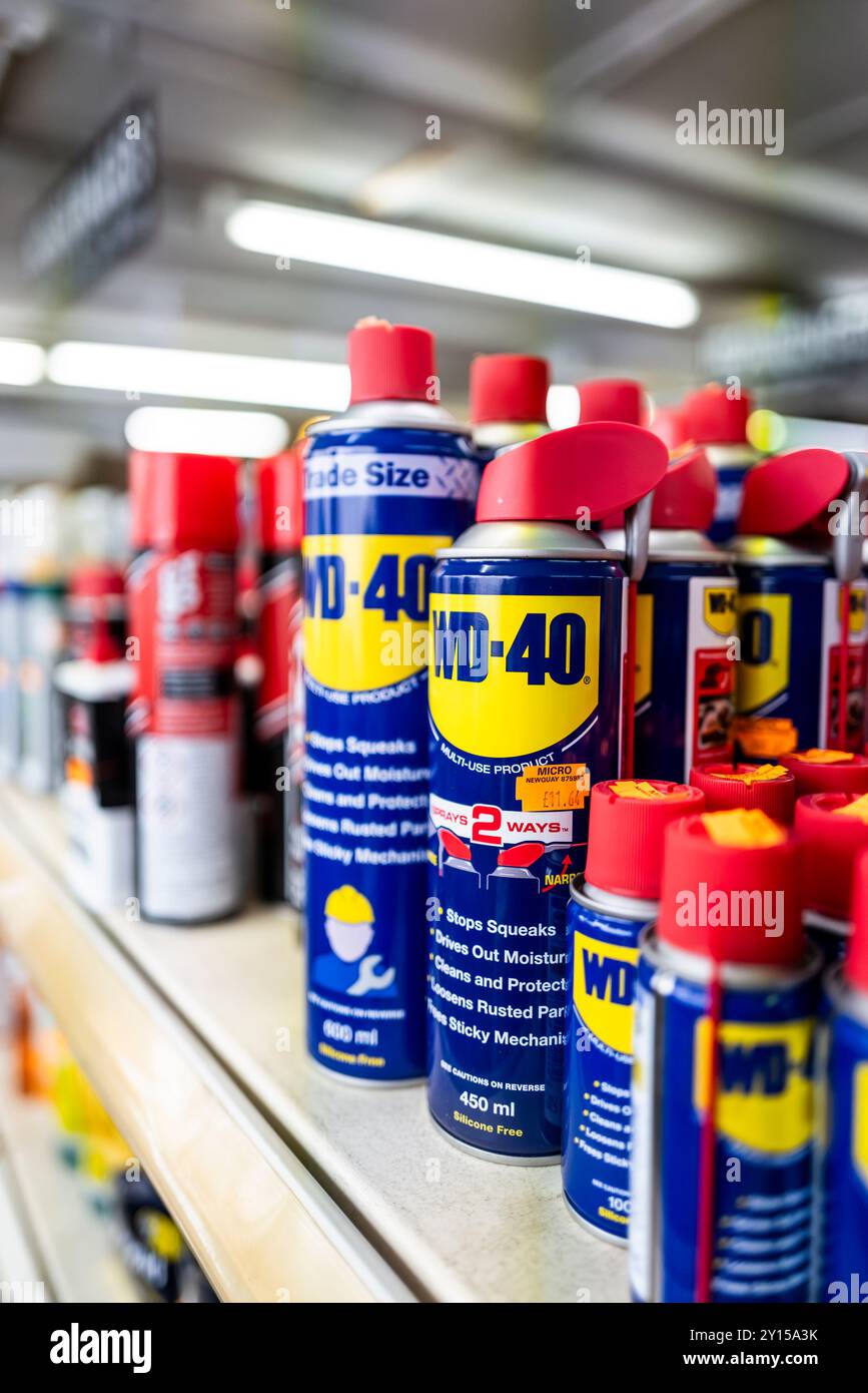 Lattine di WD-40 in vendita in un negozio indipendente in Cornovaglia nel Regno Unito. Foto Stock