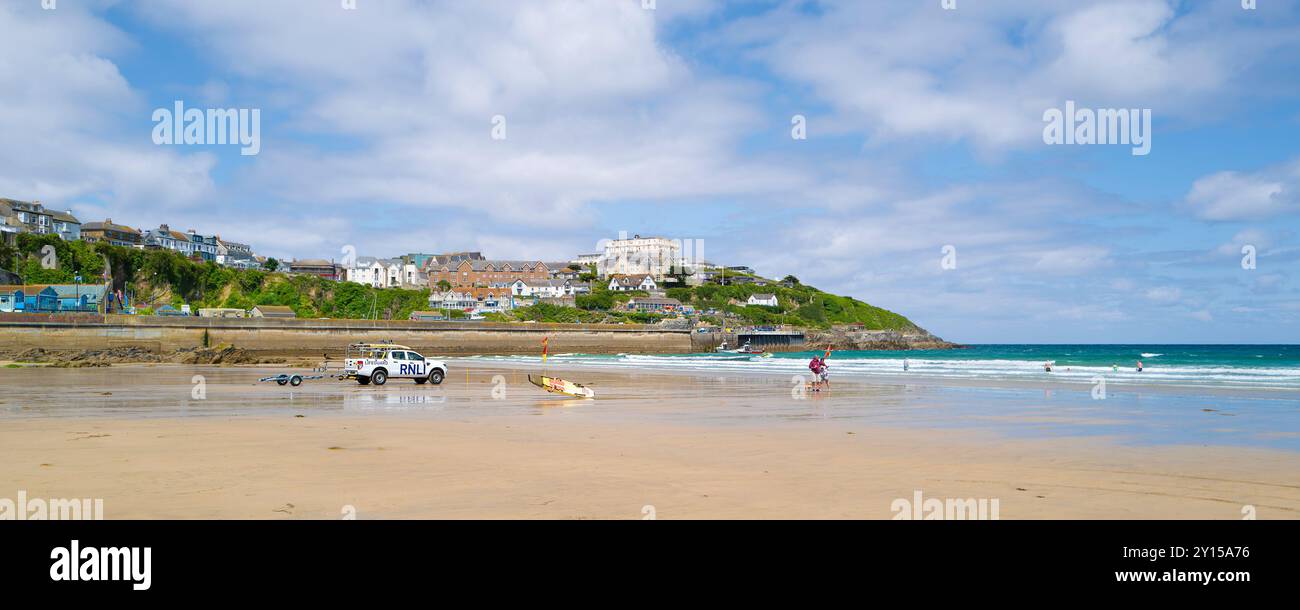 Un'immagine panoramica di Towan Beach con la bassa marea sulla costa di Newquay in Cornovaglia nel Regno Unito. Foto Stock