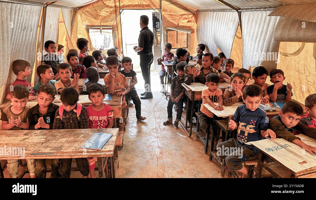 Idlib, Siria.10 agosto 2023. I bambini frequentano la scuola in una tenda nei campi di concentramento di tal al-Karamah nel nord di Idlib. I residenti nei campi vivono in condizioni umanitarie terribili, con risorse estremamente limitate per servizi essenziali come la scuola Foto Stock