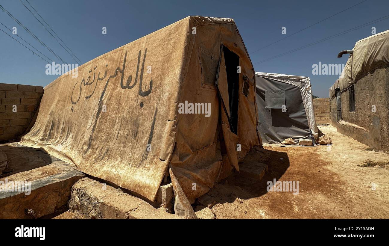 Idlib, Siria.10 agosto 2023. Una tenda di base usata come scuola nei campi di sfollamento di tal al-Karamah nel nord di Idlib. I residenti nei campi vivono in condizioni umanitarie terribili, con risorse estremamente limitate per servizi essenziali come la scuola Foto Stock