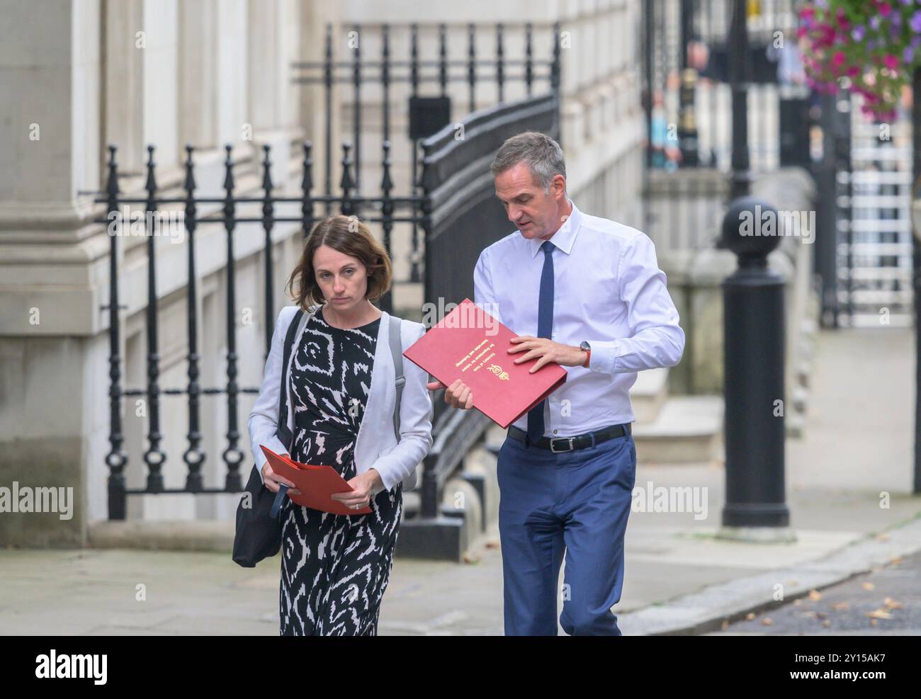 Peter Kyle MP (Segretario di Stato per la Scienza, l'innovazione e la tecnologia) e Alexandra Jones (Direttore generale, Scienza, innovazione e crescita) in Do Foto Stock