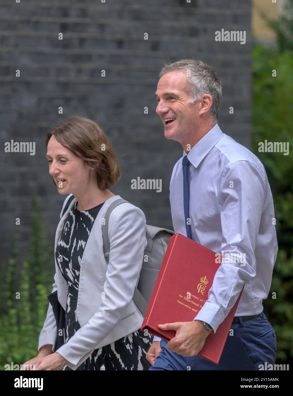 Peter Kyle MP (Segretario di Stato per la Scienza, l'innovazione e la tecnologia) e Alexandra Jones (Direttore generale, Scienza, innovazione e crescita) in Do Foto Stock