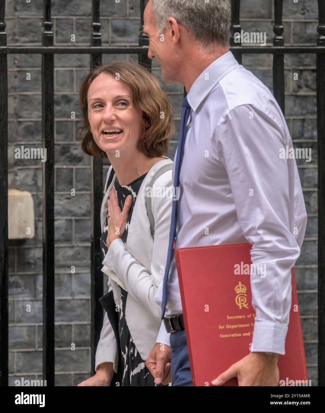 Peter Kyle MP (Segretario di Stato per la Scienza, l'innovazione e la tecnologia) e Alexandra Jones (Direttore generale, Scienza, innovazione e crescita) in Do Foto Stock