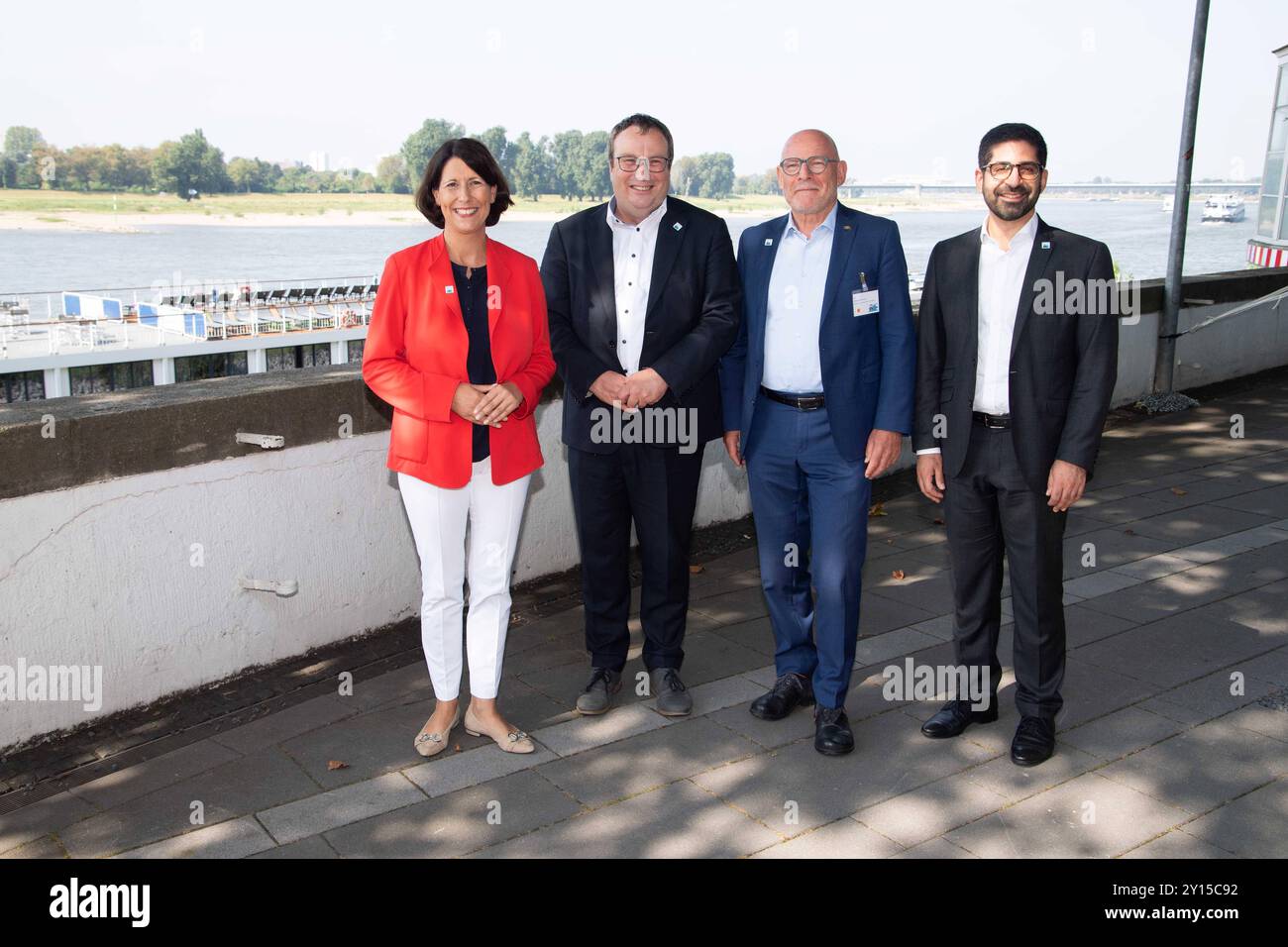 Von Links: Daniela SCHMITT, FDP, Verkehrsministerin Rheinland-Pfalz, Ministerin fuer Wirtschaft, Verkehr, Landwirtschaft und Weinbau Rheinland-Pfalz, Oliver KRISCHER, Buendnis 90/Die Gruenen, Minister fuer Umwelt, Naturschutz und Verkehr des Landes Nordrhein-Westfalen, Winfried HERRMANN, Buendnis 90/Die Gruenen, Bündnis 90/Die Grünen, Verkehrsminister Baden-Wuerttemberg, Kaweh MANSOORI, SPD, Verkehrsminister Hessen, Hessischer Minister fuer Wirtschaft, energie, Verkehr, Wohnen und laendlichen Raum und stellv. hessischer Ministerpraesident, bei der Unterzeichnung der Absichtserklaerung , Initia Foto Stock