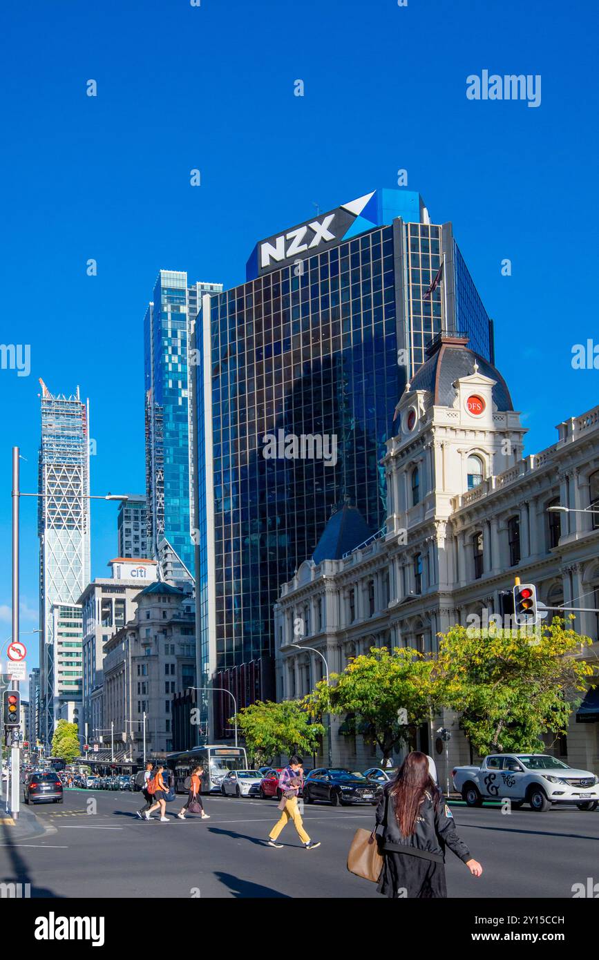 L'edificio New Zealand Capital Markets Centre NZX a Queen Street, Auckland, con la nuova torre Seascape in costruzione sul retro Foto Stock