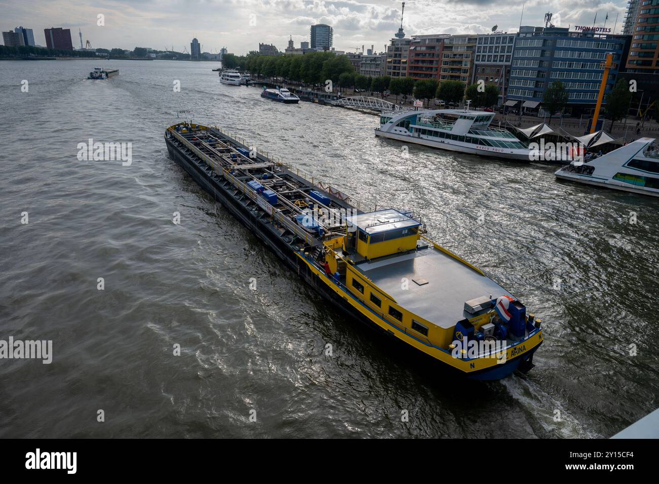 Una grande chiatta attraversa il ponte Erasmus sul fiume Nieuwe Maas attraverso Rotterdam Foto Stock