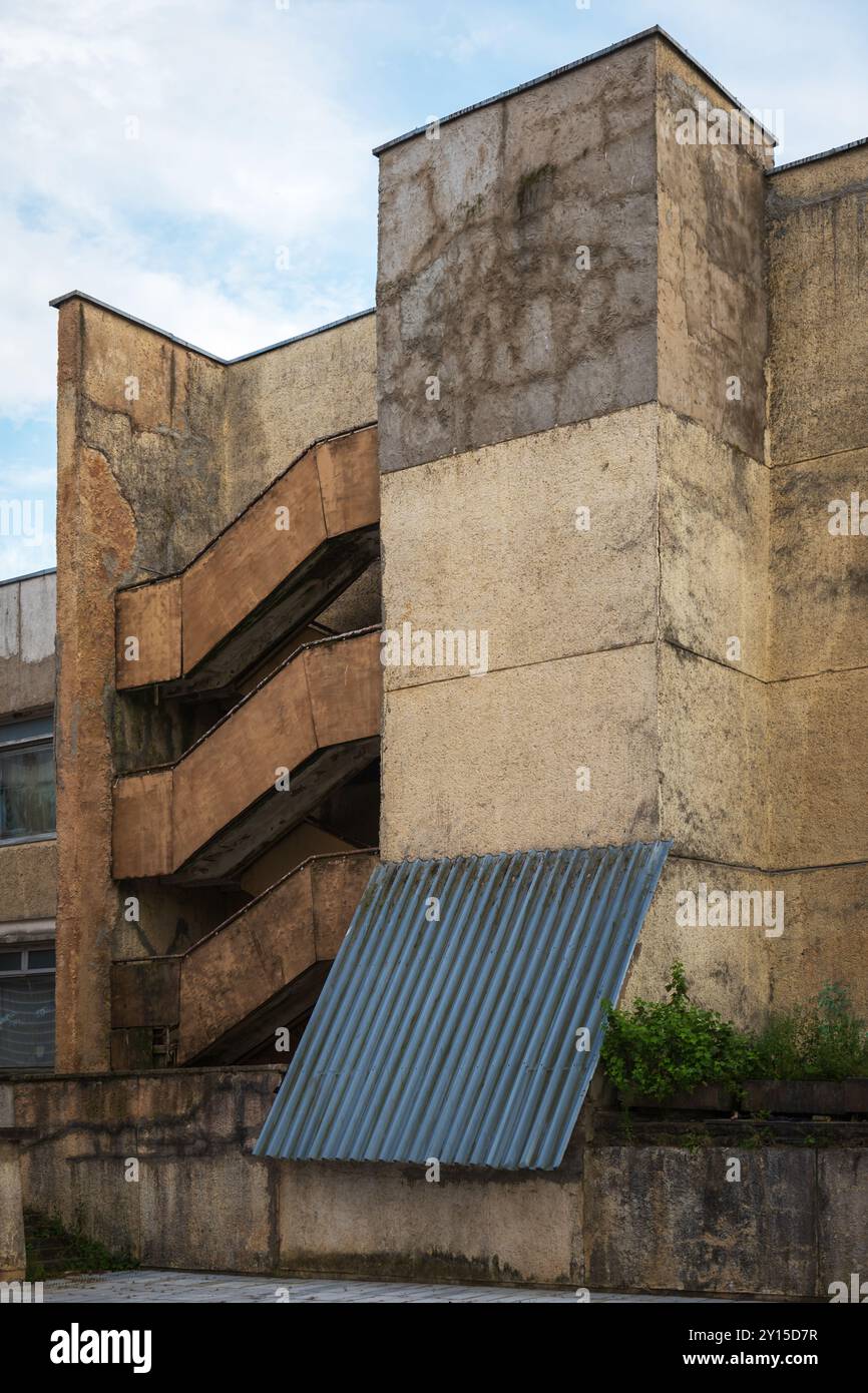 Pareti in cemento e resti di scale in un vecchio edificio industriale abbandonato. Foto Stock