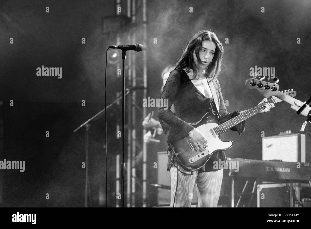 MYSTERINES, CONCERTO, 2024: Lia Metcalfe la cantante della rock band di Liverpool The Mysterines suona una Fender Guitar sul far Out Stage. 4° giorno del Green Man Festival 2024 al Glanusk Park, Brecon, Galles. Foto: Rob Watkins. INFO: The Mysterines sono un gruppo rock britannico formatosi nel 2015 e noto per il loro sound dark e grintoso, che fonde influenze grunge, punk e blues. Guidati da Lia Metcalfe, la loro energia grezza, la voce potente e i riff di chitarra pesanti creano una musica intensa ed emotivamente carica che risuona con i fan dell'alternative rock. Foto Stock