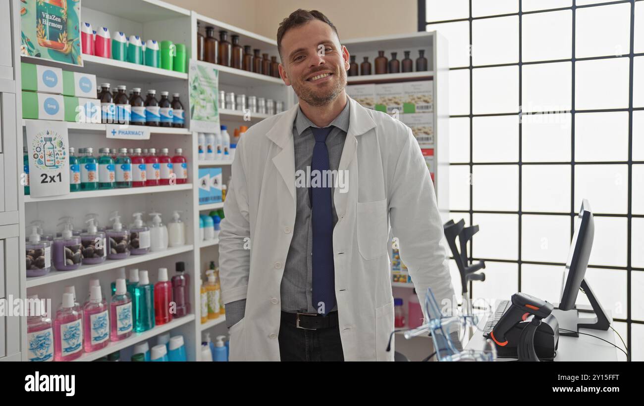 Un farmacista sorridente con un camice bianco si trova in una farmacia ben fornita con scaffali di prodotti. Foto Stock