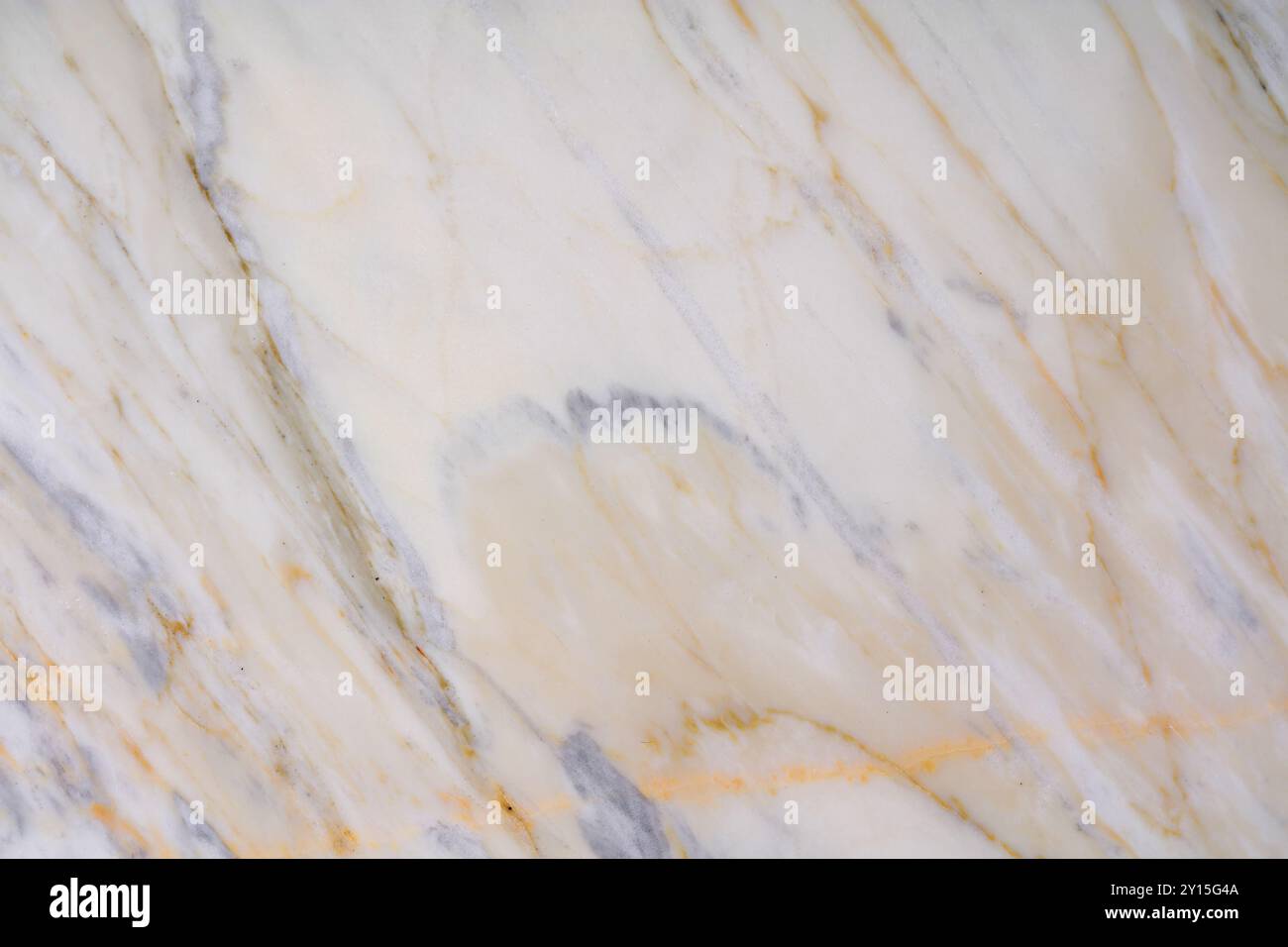 Struttura in marmo venato dorato con morbide tonalità bianche e grigie per l'uso interno. Foto Stock