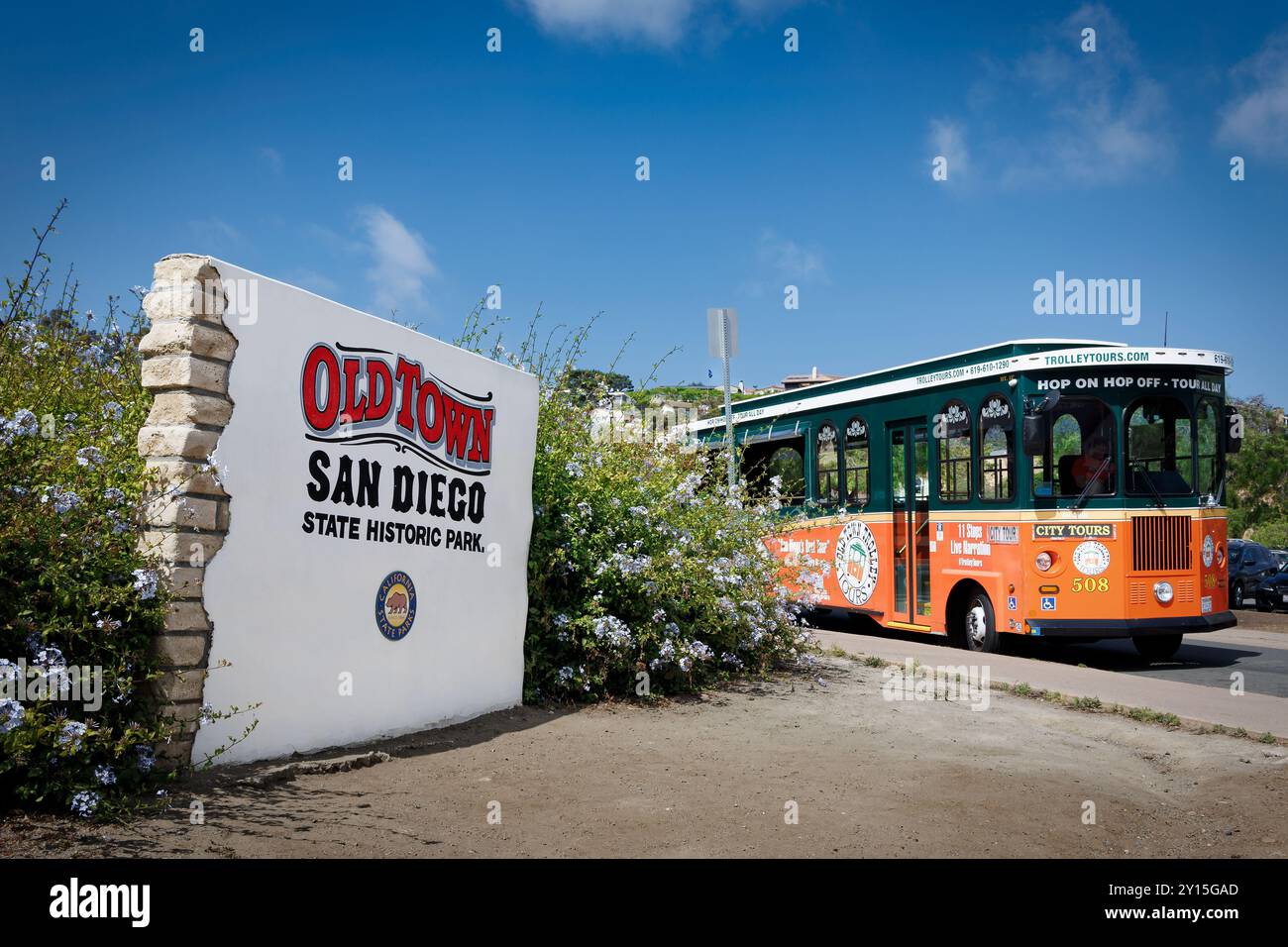 Un autobus turistico si trova di fronte al cartello per Old Town San Diego, California. Foto Stock