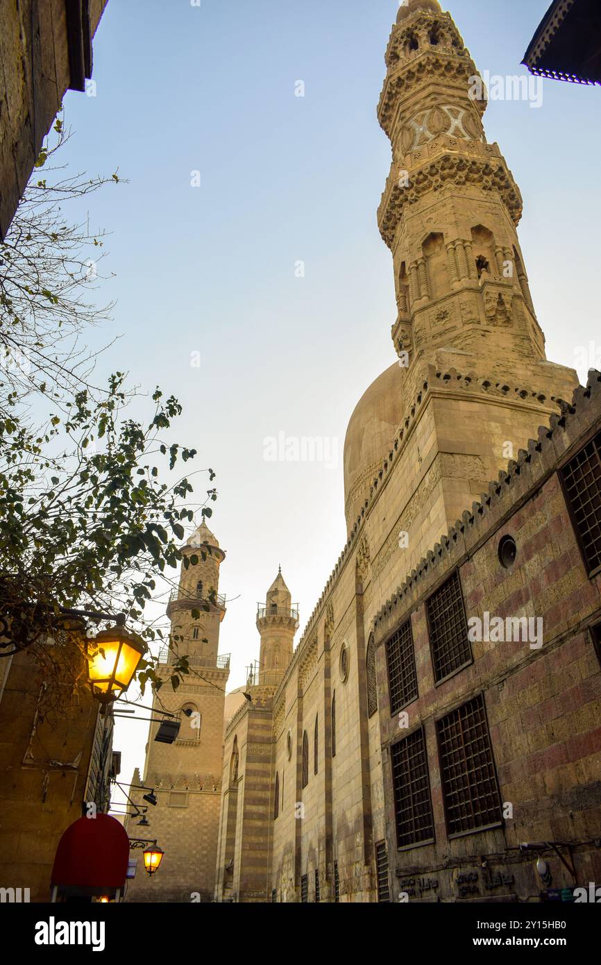 la vista esterna della moschea e del minareto al cairo egitto la sera Foto Stock