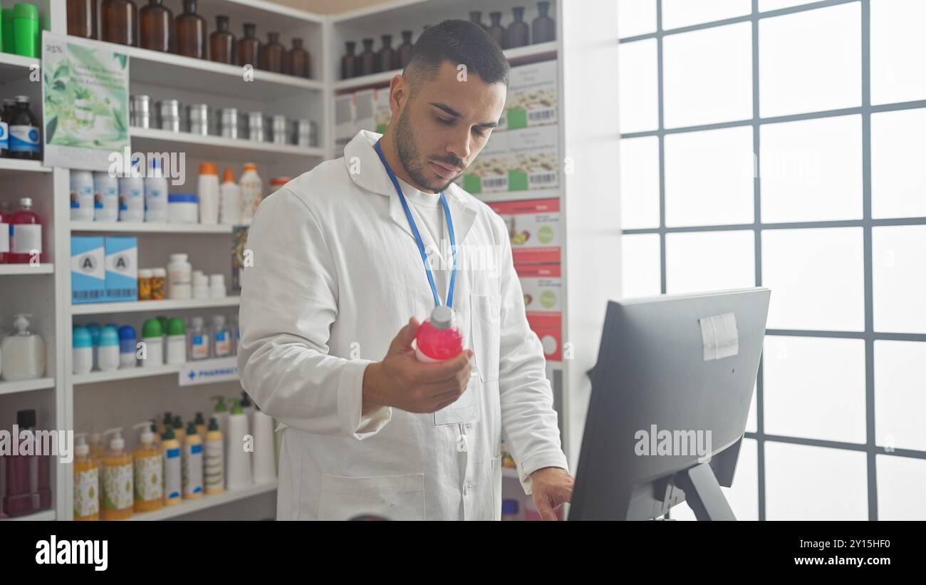 Un uomo ispanico concentrato, vestito da farmacista, esamina la medicina in una farmacia ben fornita con scaffali di prodotti. Foto Stock