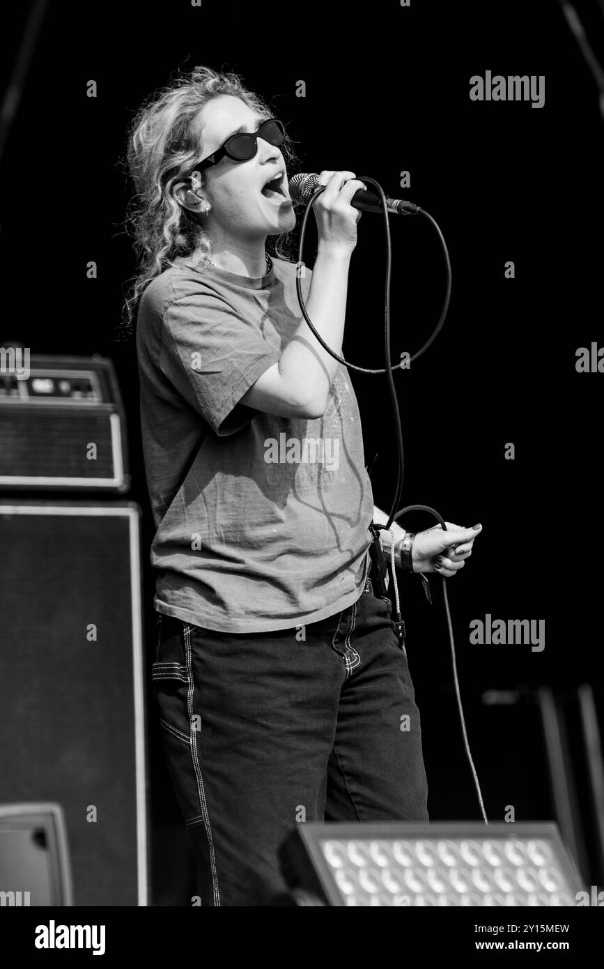 BLONDSHELL, CONCERTO, 2024: La cantautrice Blondshell – vero nome Sabrina Teitelbaum – suona il Mountain Stage. Quarto giorno del Green Man Festival 2024 al Glanusk Park, Brecon, Galles, il 18 agosto 2024. Foto: Rob Watkins. INFO: Blondshell è il nome d'arte della cantautrice americana Sabrina Teitelbaum, nota per il suo sound alt-rock crudo ed emotivo. Mescolando influenze grunge e indie, la sua musica presenta potenti voci e testi introspettivi, spesso esplorando temi di vulnerabilità, relazioni e crescita personale. Foto Stock