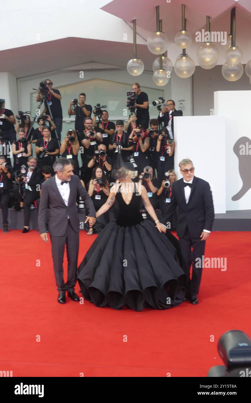 2024 la Biennalle, lungomare Marconi, 30126 Lido di Venezia, Italia. 4 settembre 2024. Nel bel mezzo di una premiere di grande successo per "Jolie: Folie à Deux", la protagonista del film Lady Gaga si unisce al regista Todd Phillips e al co-protagonista Joaquin Phoenix sul Red Carpet alla Biennale di Venezia del 2024 al Lido di Venezia. Crediti: ©Julia Mineeva/EGBN TV News/Alamy Live News Foto Stock