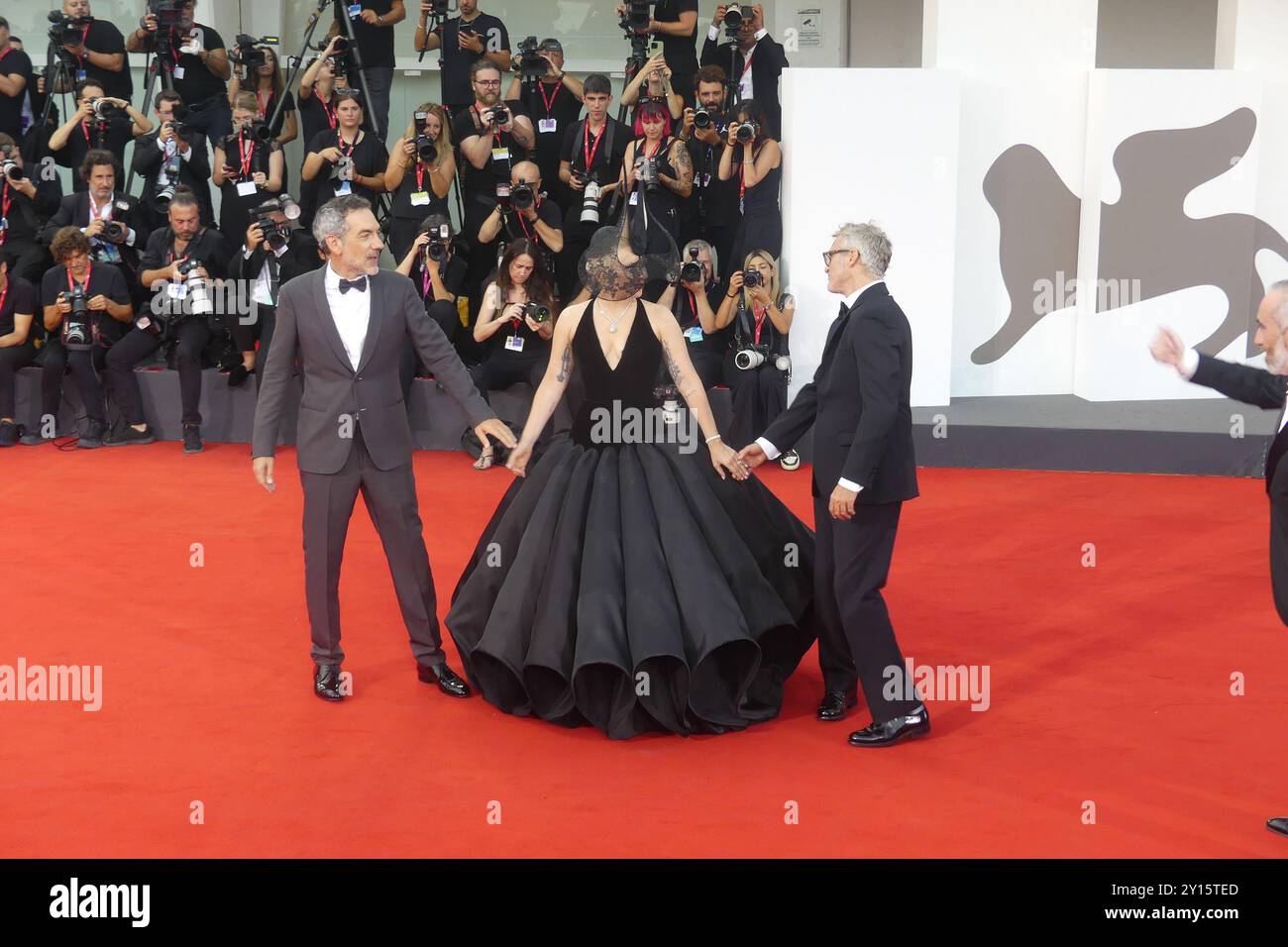 2024 la Biennalle, lungomare Marconi, 30126 Lido di Venezia, Italia. 4 settembre 2024. Nel bel mezzo di una premiere di grande successo per "Jolie: Folie à Deux", la protagonista del film Lady Gaga si unisce al regista Todd Phillips e al co-protagonista Joaquin Phoenix sul Red Carpet alla Biennale di Venezia del 2024 al Lido di Venezia. Crediti: ©Julia Mineeva/EGBN TV News/Alamy Live News Foto Stock