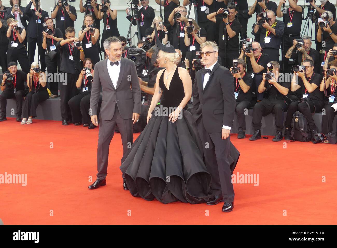 2024 la Biennalle, lungomare Marconi, 30126 Lido di Venezia, Italia. 4 settembre 2024. Nel bel mezzo di una premiere di grande successo per "Jolie: Folie à Deux", la protagonista del film Lady Gaga si unisce al regista Todd Phillips e al co-protagonista Joaquin Phoenix sul Red Carpet alla Biennale di Venezia del 2024 al Lido di Venezia. Crediti: ©Julia Mineeva/EGBN TV News/Alamy Live News Foto Stock