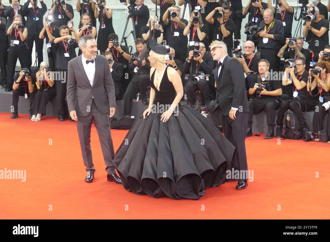 2024 la Biennalle, lungomare Marconi, 30126 Lido di Venezia, Italia. 4 settembre 2024. Nel bel mezzo di una premiere di grande successo per "Jolie: Folie à Deux", la protagonista del film Lady Gaga si unisce al regista Todd Phillips e al co-protagonista Joaquin Phoenix sul Red Carpet alla Biennale di Venezia del 2024 al Lido di Venezia. Crediti: ©Julia Mineeva/EGBN TV News/Alamy Live News Foto Stock