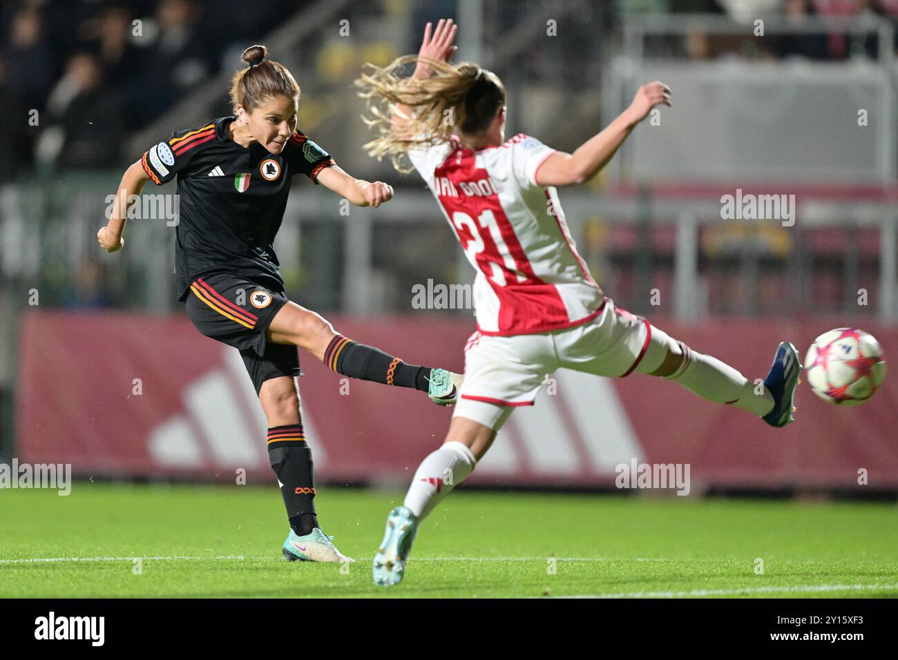 Roma, Italia. 23 novembre 2023. Foto Alfredo Falcone/LaPresse 23 novembre 2023 - Roma, Italia - sport, calcio - Roma vs Ajax - UEFA Women Champions League 2023-2024 - Stadio tre Fontane. Nella foto:Manuela Giugliano (AS Roma) foto Alfredo Falcone/LaPresse 23 novembre 2023 Roma, Italia - sport, calcio - Roma vs Ajax - UEFA Women's Champions League 2023-2024 - Stadio tre Fontane. Nella foto: Manuela Giugliano (COME Roma) credito: LaPresse/Alamy Live News Foto Stock