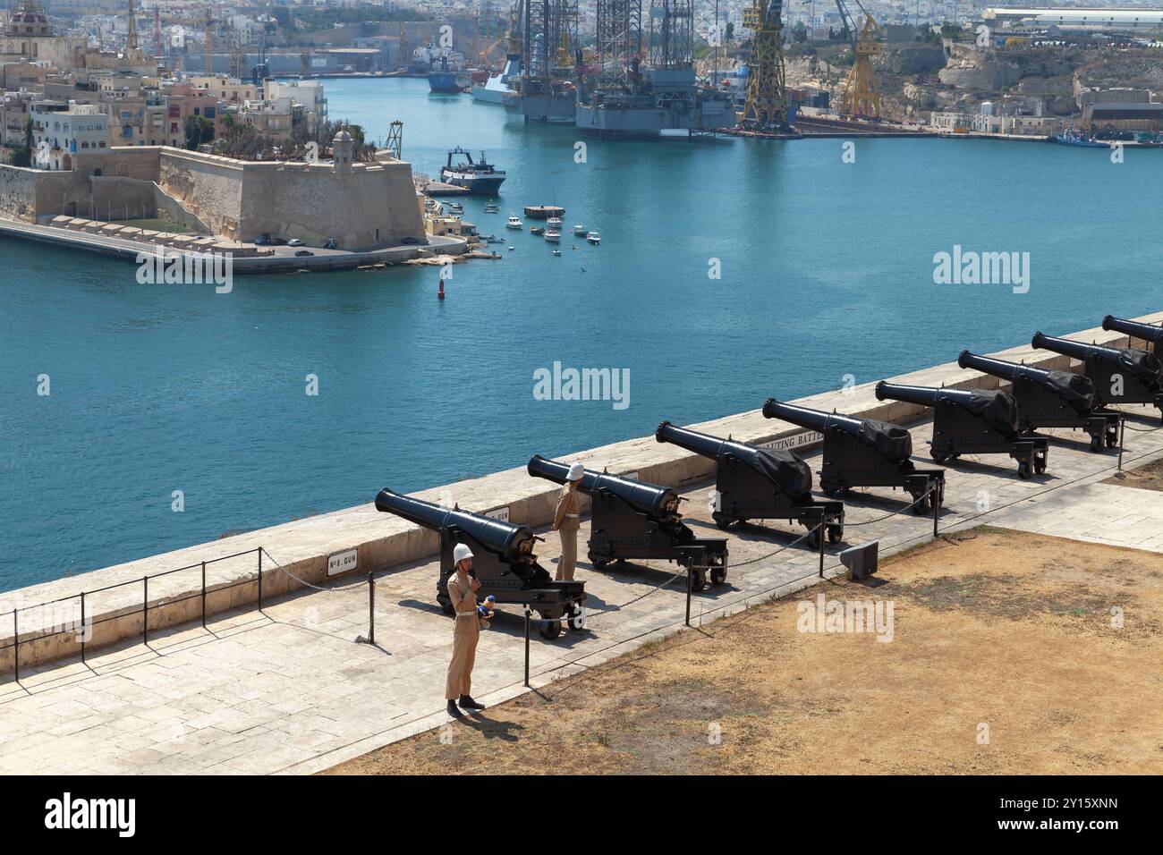 La Valletta, Malta - 23 agosto 2019: I soldati stanno alla batteria di saluto. È una batteria di artiglieria a la Valletta, Malta. Fu costruito nel 16 Foto Stock