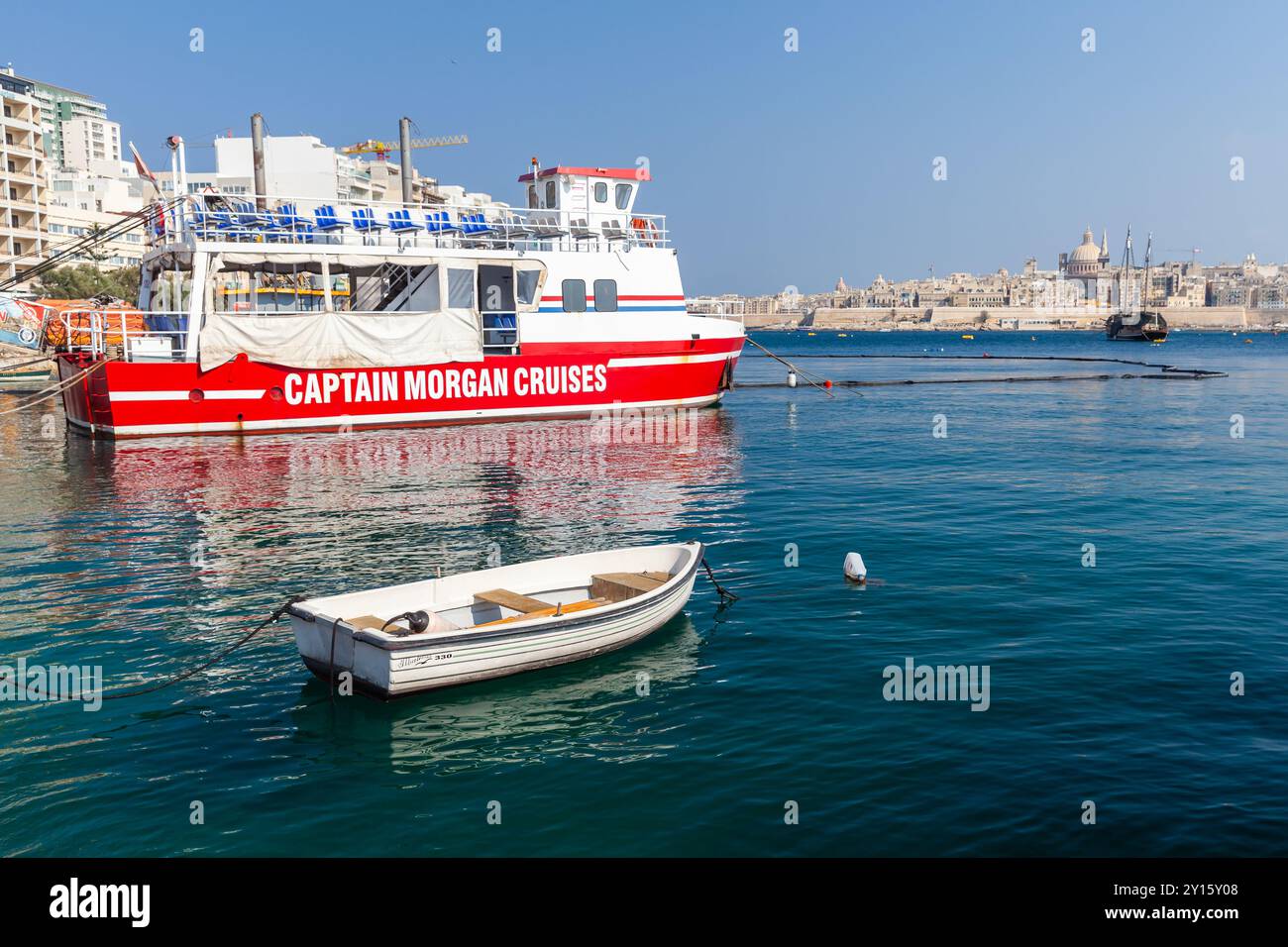 La Valletta, Malta - 23 agosto 2019: Il traghetto passeggeri della compagnia Captain Morgan Cruises è ormeggiato a Sliema in una giornata estiva di sole Foto Stock