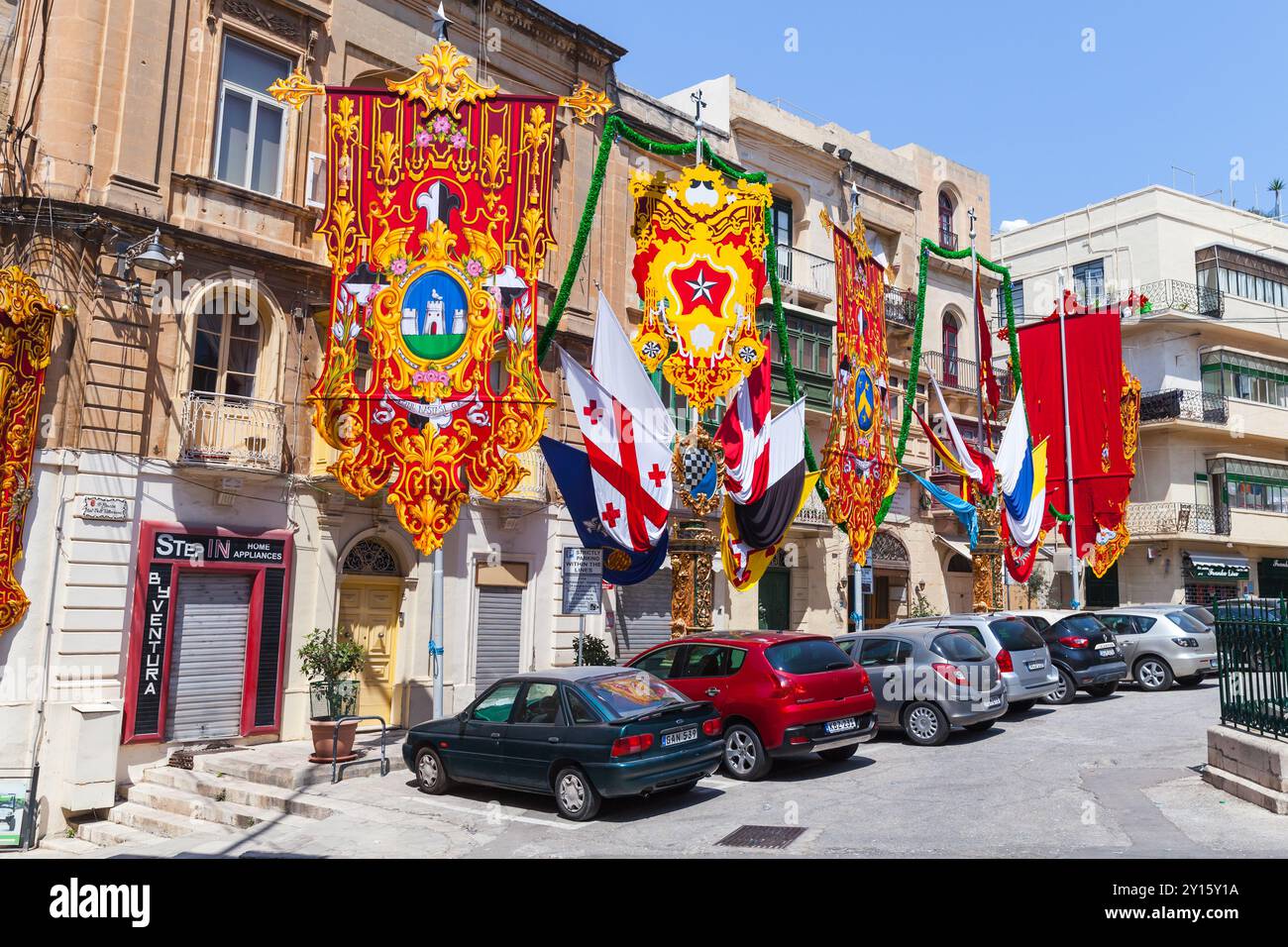 La Valletta, Malta - 25 agosto 2019: Giorni festivi a Malta, vista sulla strada. La festa di San Domenico è celebrata nella città di Birgu. Le strade lo sono Foto Stock