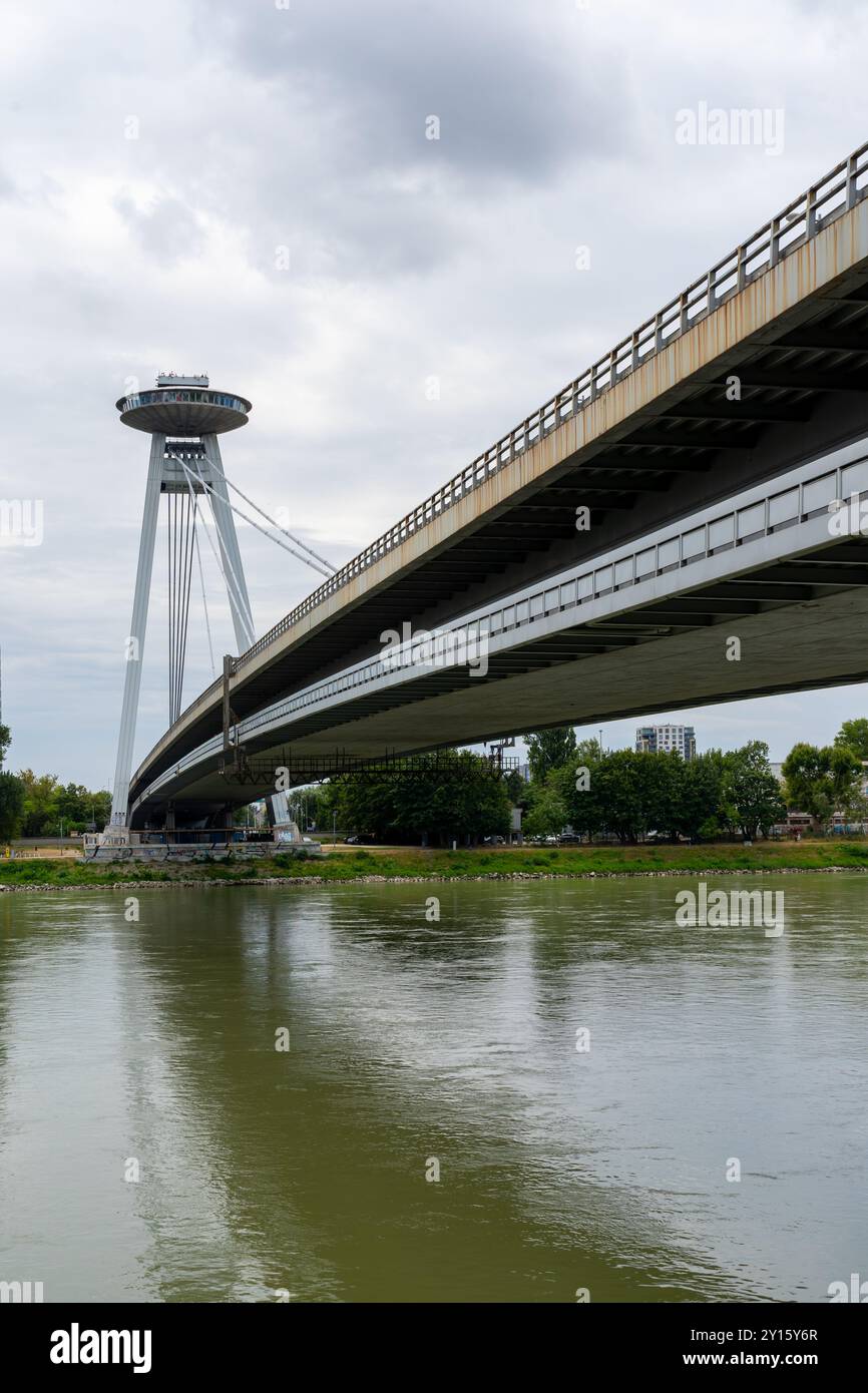 Il ponte UFO (Ponte della rivolta nazionale slovacca) a Bratislava, Slovacchia. Foto Stock