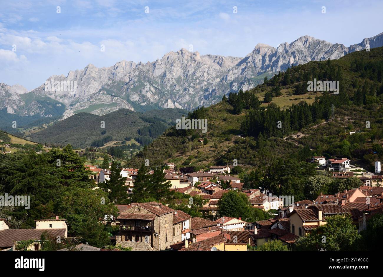Guardando in basso sulla città di Potes dalla strada sopra. Oltre si trova il crinale del massiccio orientale dei Picos de Europa. Foto Stock
