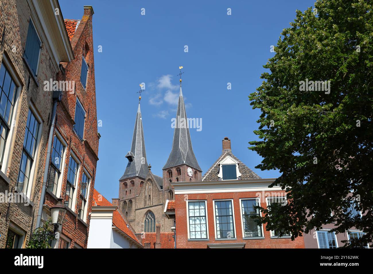Storiche case medievali, nel quartiere Bergkwartier di Deventer, Overijssel, Paesi Bassi, con le due torri della chiesa di San Nicola Foto Stock