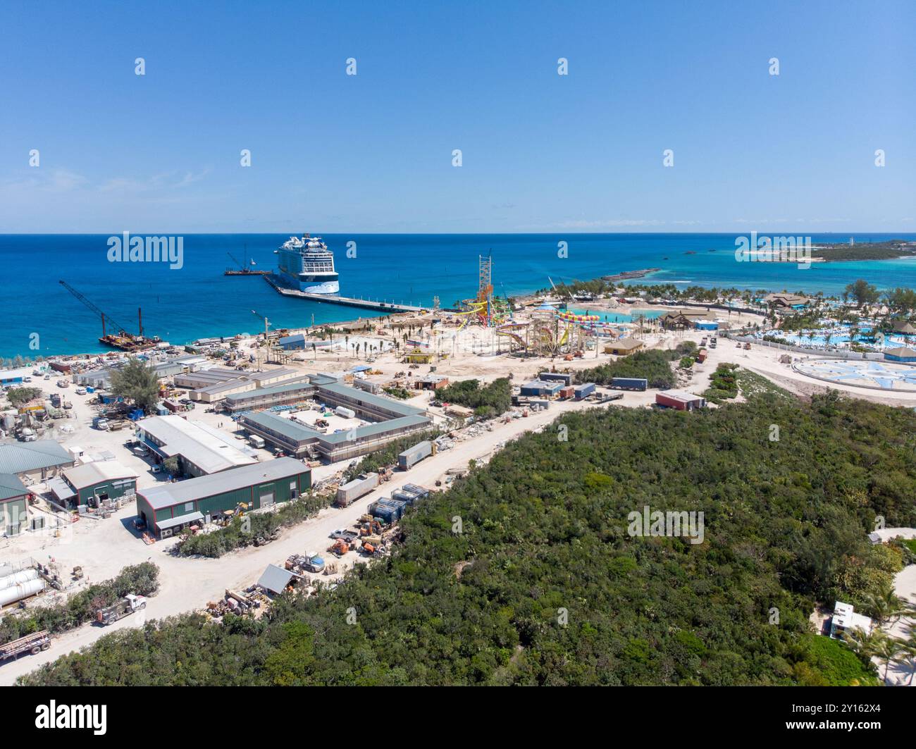 Foto aerea con drone di CocoCay localmente conosciuta come Little Stirrup alle Bahamas, una delle Berry Islands, una collezione di cays e piccole isole situate Foto Stock