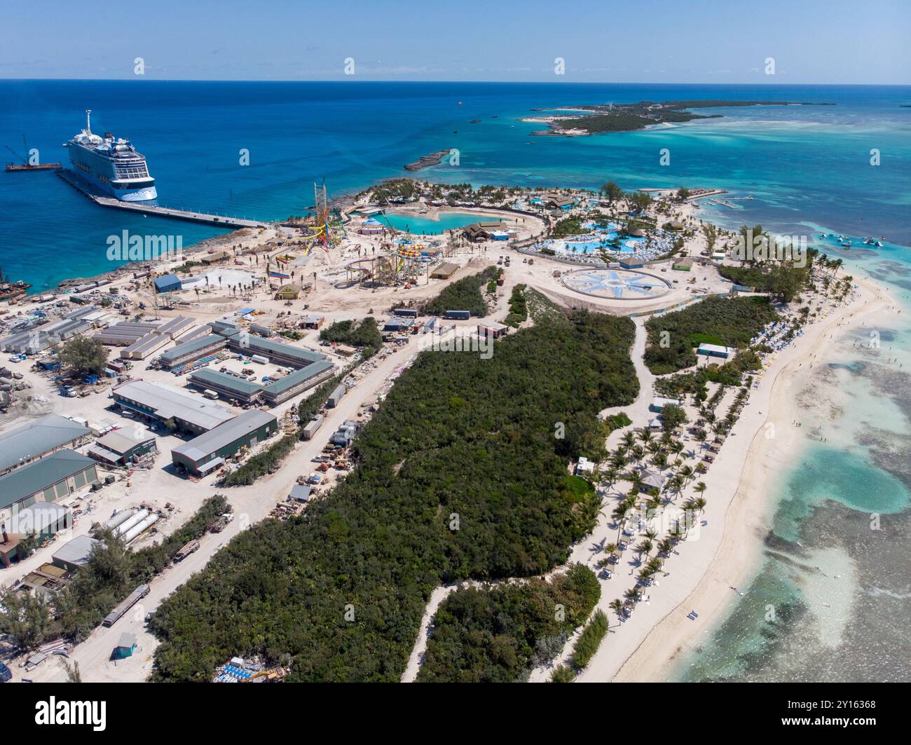 Foto aerea con drone di CocoCay localmente conosciuta come Little Stirrup alle Bahamas, una delle Berry Islands, una collezione di cays e piccole isole situate Foto Stock