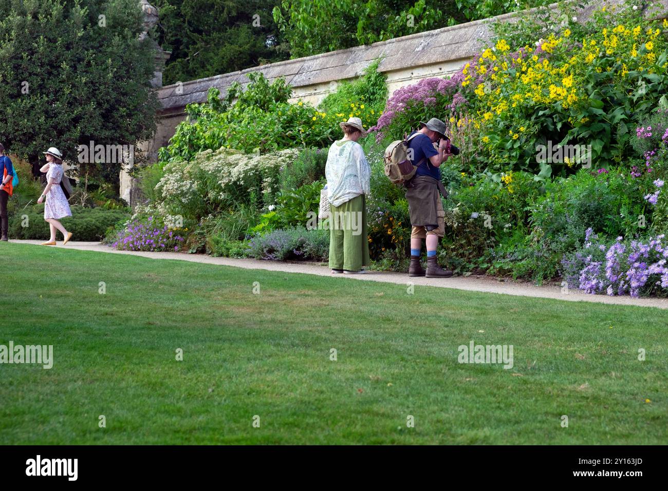 Persone che fotografano il confine dei fiori erbacei in estate a Oxford Botanic Garden Oxfordshire Inghilterra Regno Unito Gran Bretagna agosto 2024 KATHY DEWITT Foto Stock