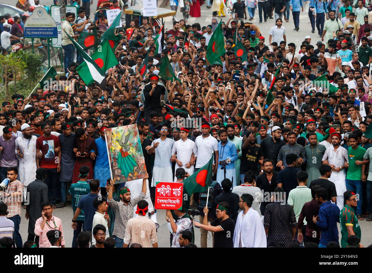 Il movimento studentesco anti-discriminazione ha avviato la "marcia Shaheedi” per celebrare un mese della caduta del regime dello sceicco Hasina, a Dhaka, Banglad Foto Stock