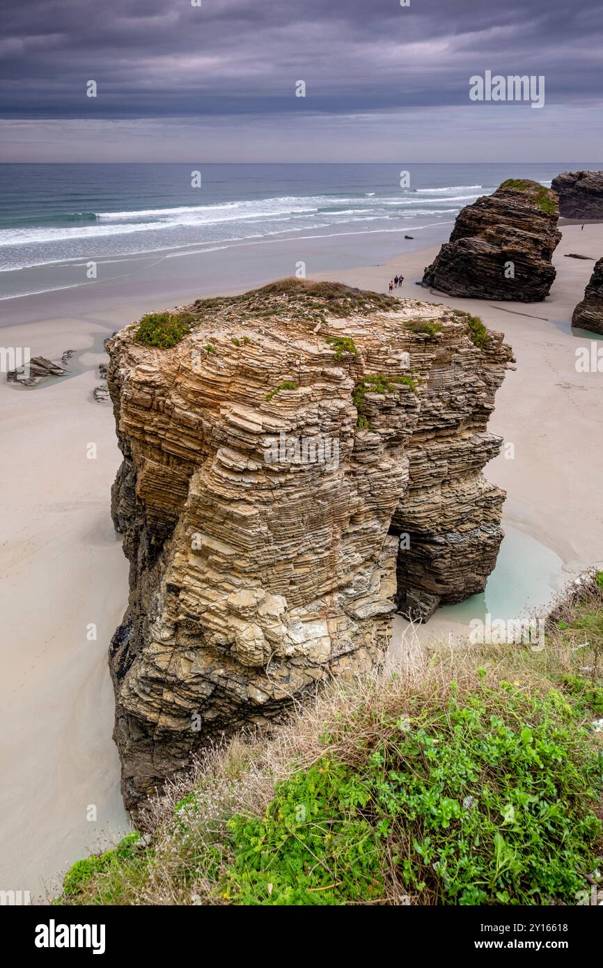 Spiaggia di Las Catedrales, bassa marea tra le barriere coralline, Ribadeo, Lugo, Galizia, Spagna. Foto Stock