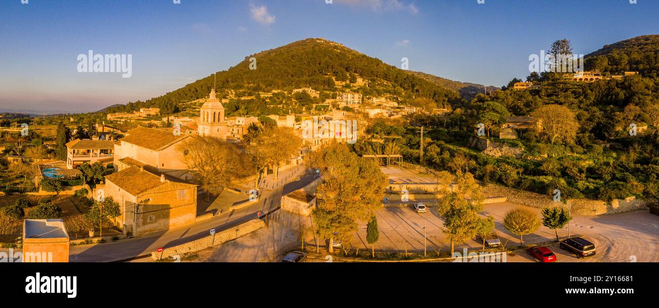 Parrocchia dell'Immacolata e del Beato Ramon Llull, di fronte al Puig de Randa, collina con un'altezza di 543 metri,. Randa, Maiorca, isole baleari, spagna, europa. Foto Stock