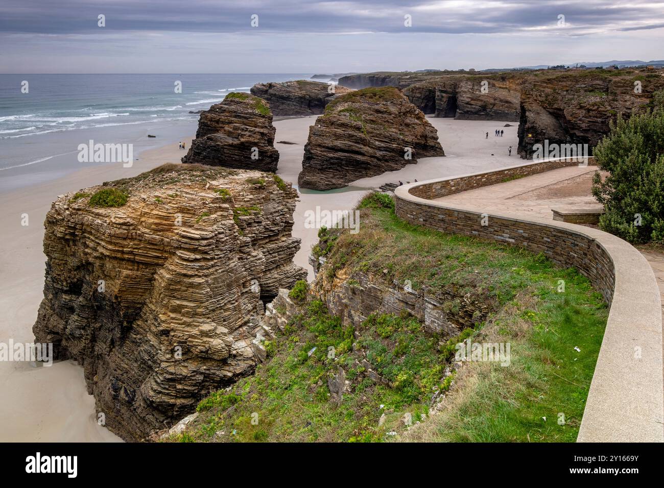 Spiaggia di Las Catedrales, bassa marea tra le barriere coralline, Ribadeo, Lugo, Galizia, Spagna. Foto Stock