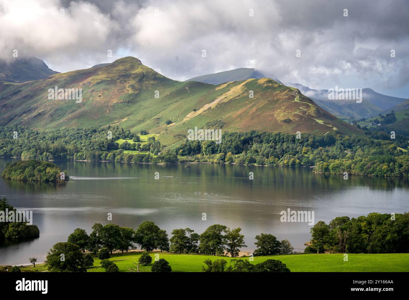 Il punto panoramico roccioso a Castlehead attraverso Derwentwater vicino a Keswick con le campane di gatto in lontananza. Foto Stock