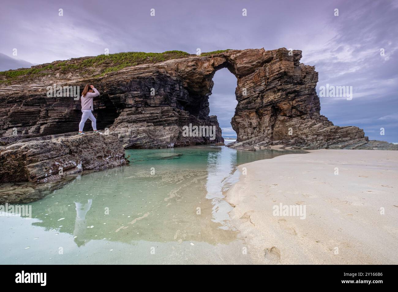 Spiaggia di Las Catedrales, bassa marea tra le barriere coralline, Ribadeo, Lugo, Galizia, Spagna. Foto Stock