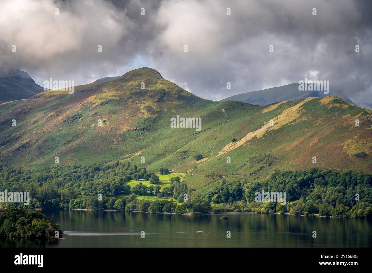 Il punto panoramico roccioso a Castlehead attraverso Derwentwater vicino a Keswick con le campane di gatto tra le nuvole. Foto Stock